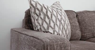 Solución rápida para manchas de café o té en sillones