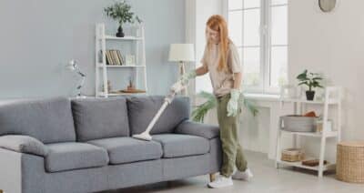 Rutina semanal de limpieza para sofás (rápida y eficaz)